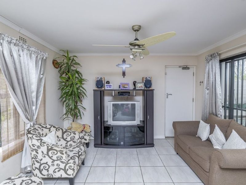 Family & Pet-Friendly Living in Sought-After Pinehurst, Spacious 3-Bedroom Home to Rent - Photo 6
