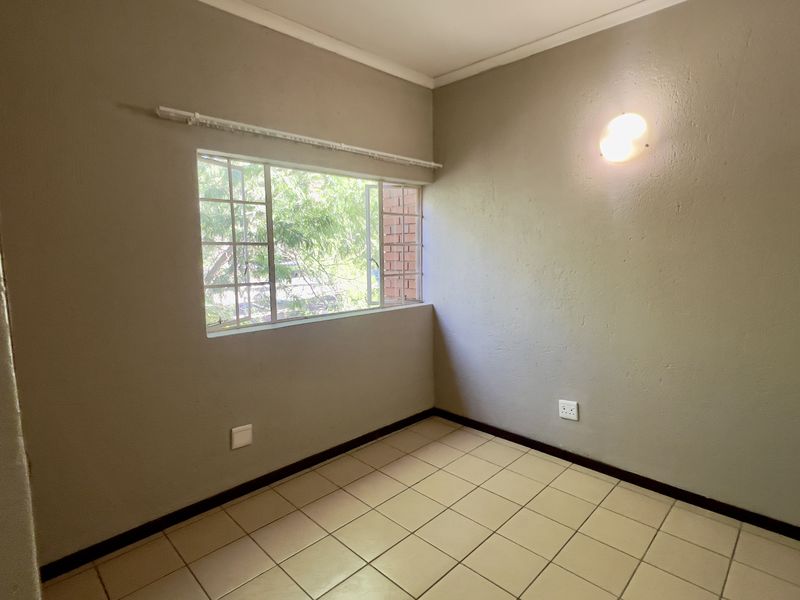 2 BEDROOM APARTMENT TO LET IN SECURE COMPLEX - Photo 9