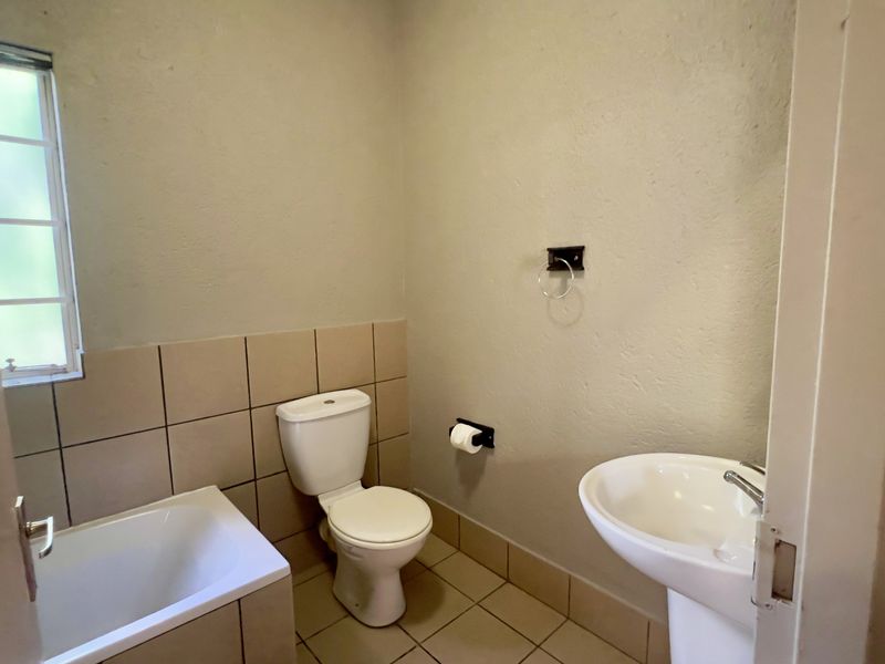 2 BEDROOM APARTMENT TO LET IN SECURE COMPLEX - Photo 7