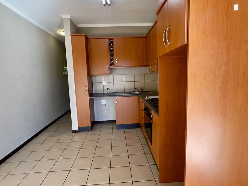 2 BEDROOM APARTMENT TO LET IN SECURE COMPLEX - Photo 6