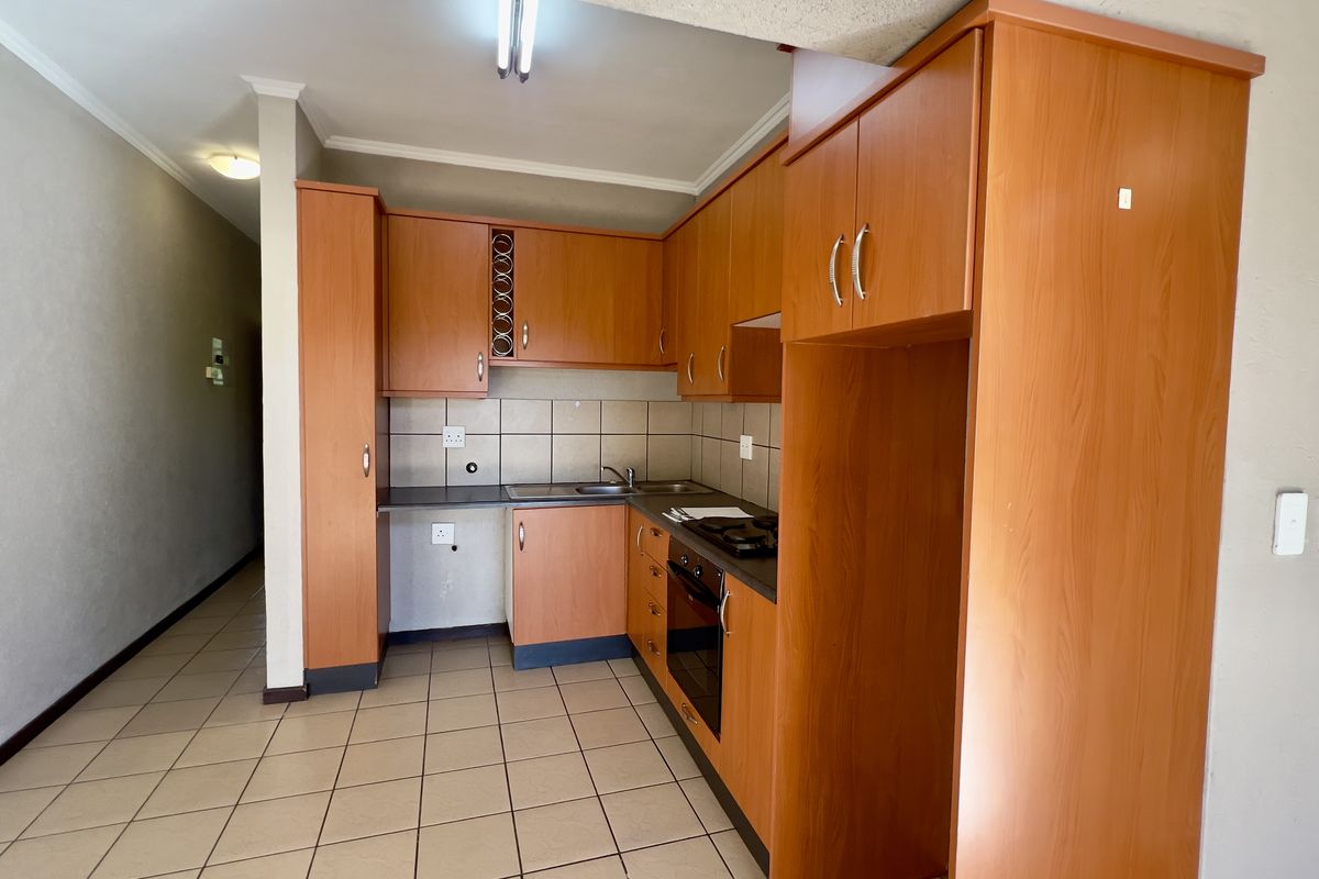 2 BEDROOM APARTMENT TO LET IN SECURE COMPLEX - Photo 4