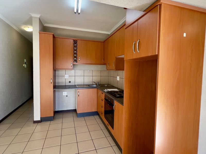 2 BEDROOM APARTMENT TO LET IN SECURE COMPLEX - Photo 4
