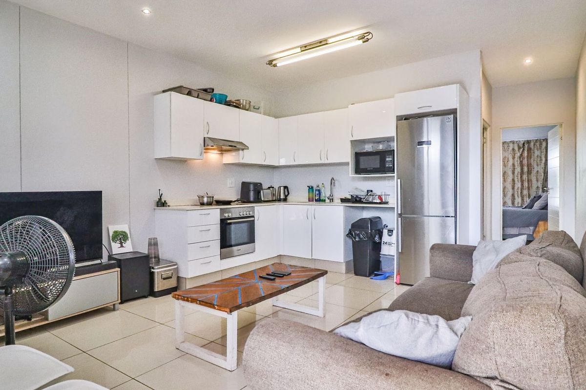 Lovely 1 Bedroom for Sale with Partial Sea Views! - Photo 3
