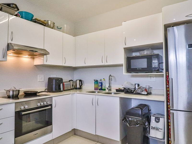 Lovely 1 Bedroom for Sale with Partial Sea Views! - Photo 6