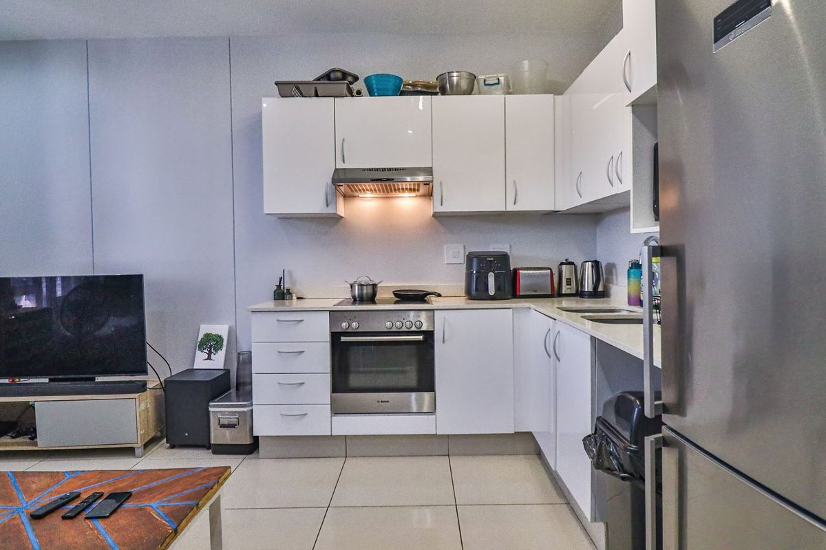 Lovely 1 Bedroom for Sale with Partial Sea Views! - Photo 5