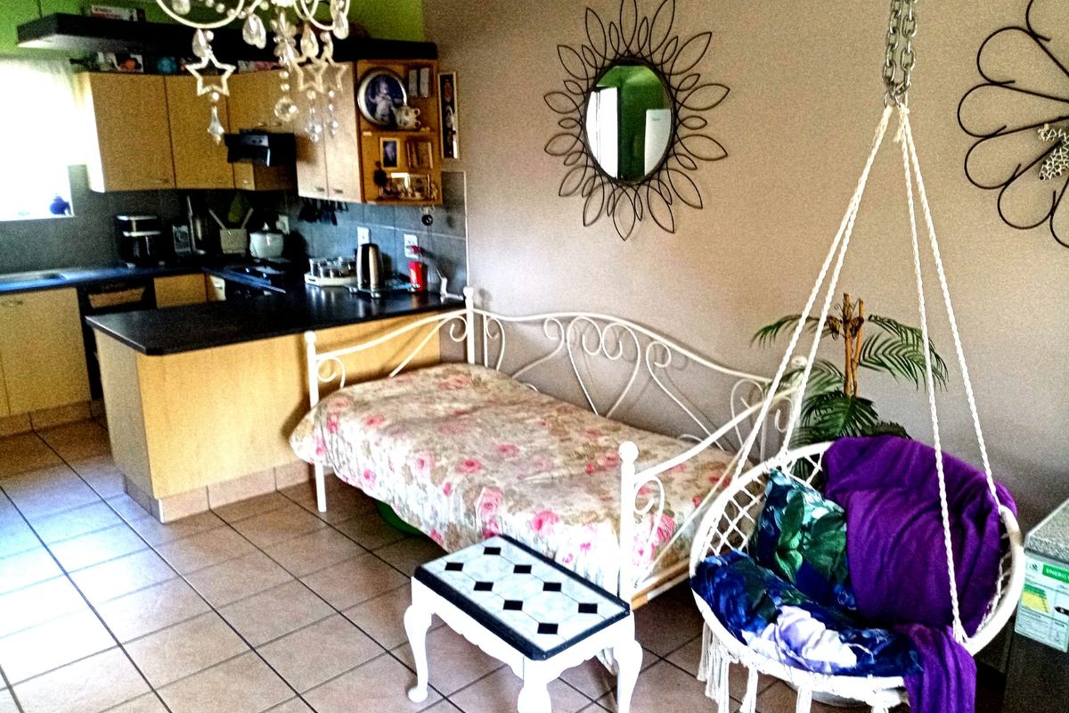 CUTE & EASY TO MAINTAIN TOWNHOUSE - REDUCED TO SELL ASAP! - Photo 3
