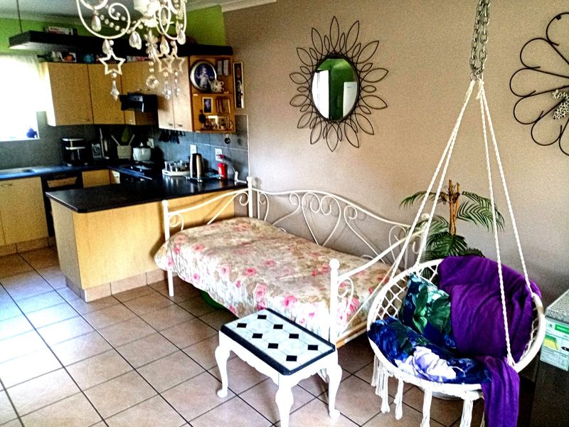 CUTE & EASY TO MAINTAIN TOWNHOUSE - REDUCED TO SELL ASAP! - Photo 3