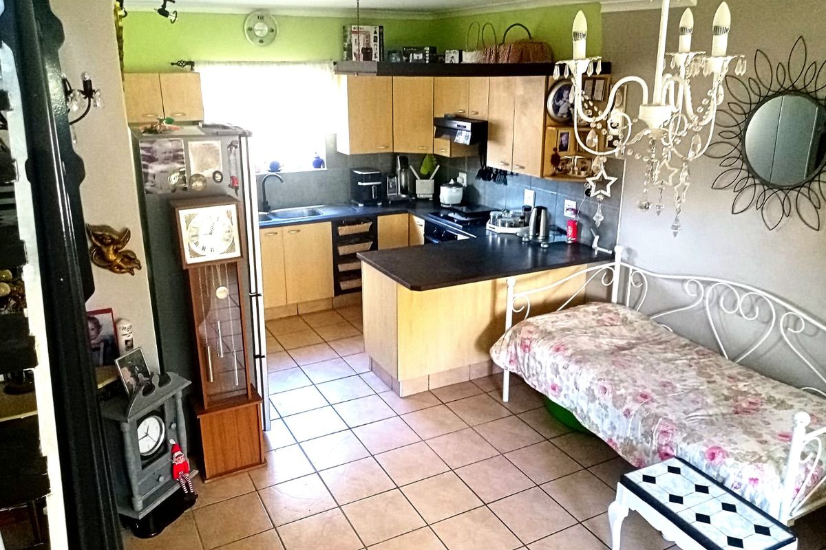 CUTE & EASY TO MAINTAIN TOWNHOUSE - REDUCED TO SELL ASAP! - Photo 5