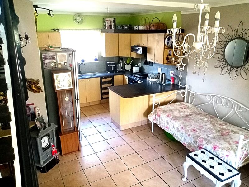 CUTE & EASY TO MAINTAIN TOWNHOUSE - REDUCED TO SELL ASAP! - Photo 5