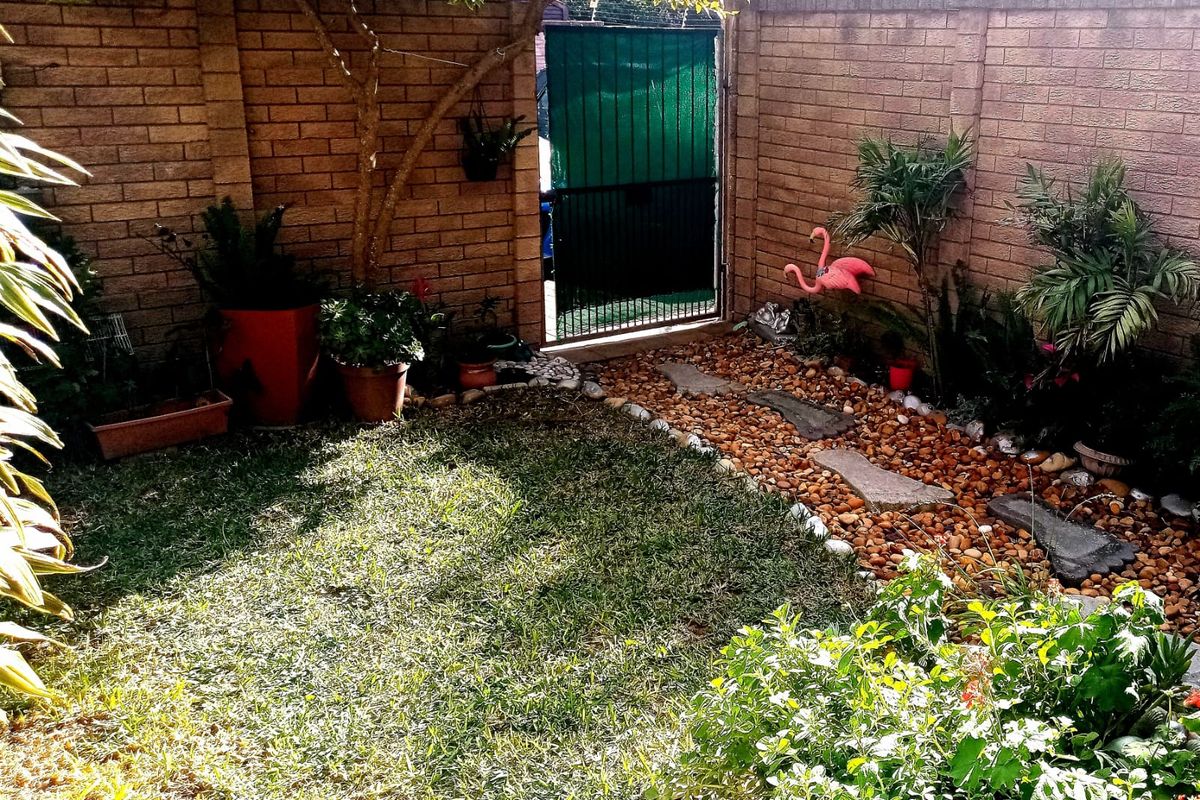 CUTE & EASY TO MAINTAIN TOWNHOUSE - REDUCED TO SELL ASAP! - Photo 2