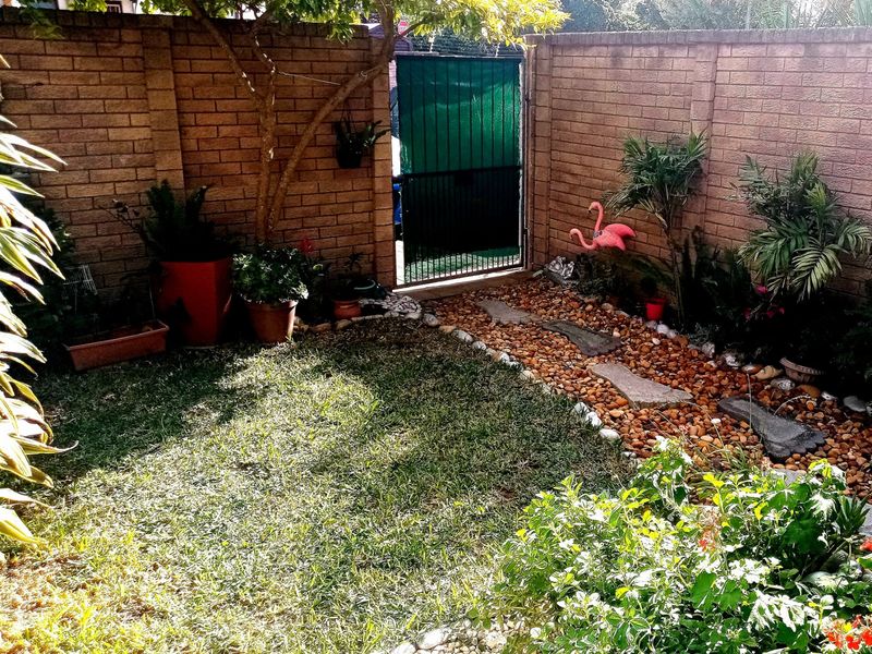 CUTE & EASY TO MAINTAIN TOWNHOUSE - REDUCED TO SELL ASAP! - Photo 2