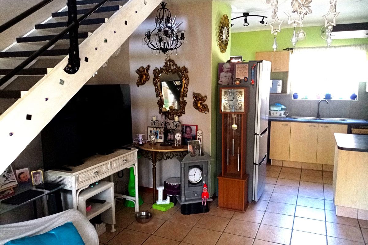 CUTE & EASY TO MAINTAIN TOWNHOUSE - REDUCED TO SELL ASAP! - Photo 4