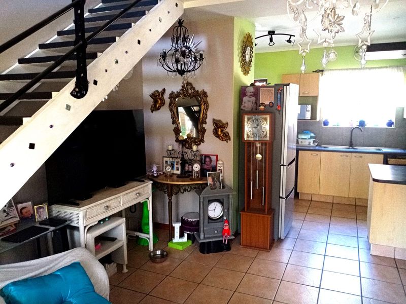 CUTE & EASY TO MAINTAIN TOWNHOUSE - REDUCED TO SELL ASAP! - Photo 4
