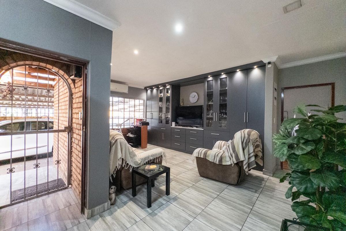 Stunning home for sale in Boksburg North - Photo 4