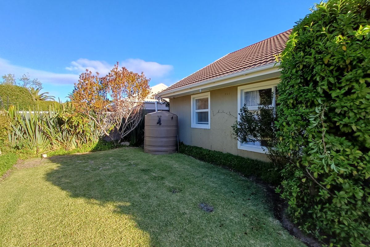 Spacious 4-Bedroom Family Home Bordering Tokai Forest - Photo 5
