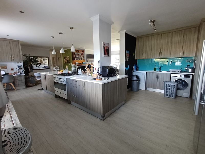 Spacious 4-Bedroom Family Home Bordering Tokai Forest - Photo 10