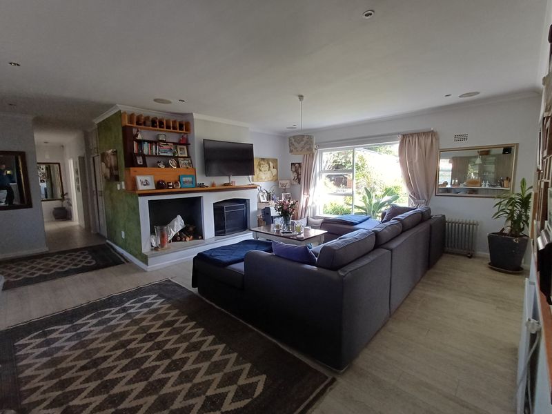 Spacious 4-Bedroom Family Home Bordering Tokai Forest - Photo 7
