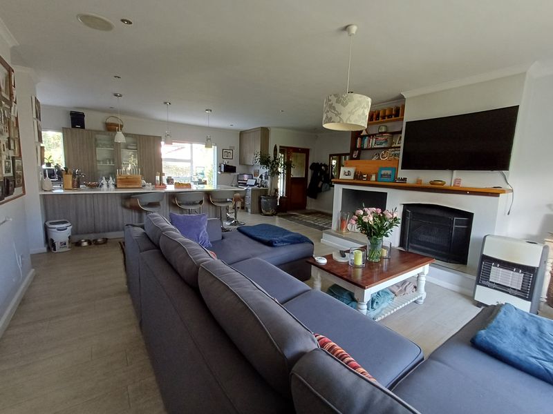 Spacious 4-Bedroom Family Home Bordering Tokai Forest - Photo 8