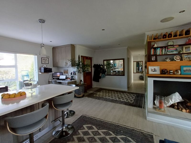 Spacious 4-Bedroom Family Home Bordering Tokai Forest - Photo 9