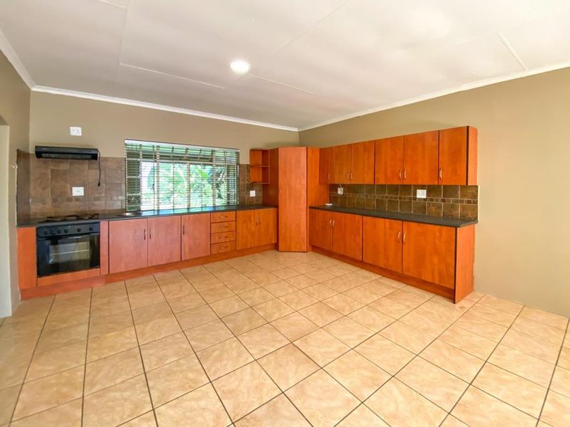 Prime Glen Marais Home with Flatlet!! - Photo 7