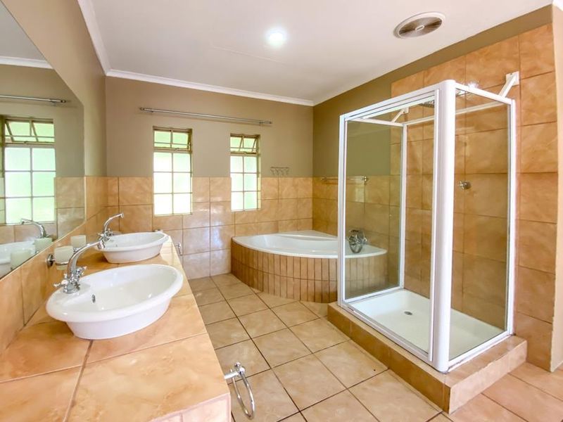 Prime Glen Marais Home with Flatlet!! - Photo 6