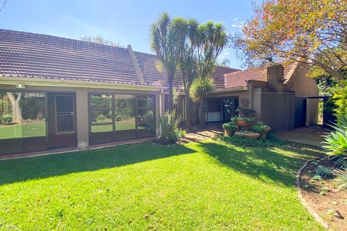 Prime Glen Marais Home with Flatlet!! - Photo 3