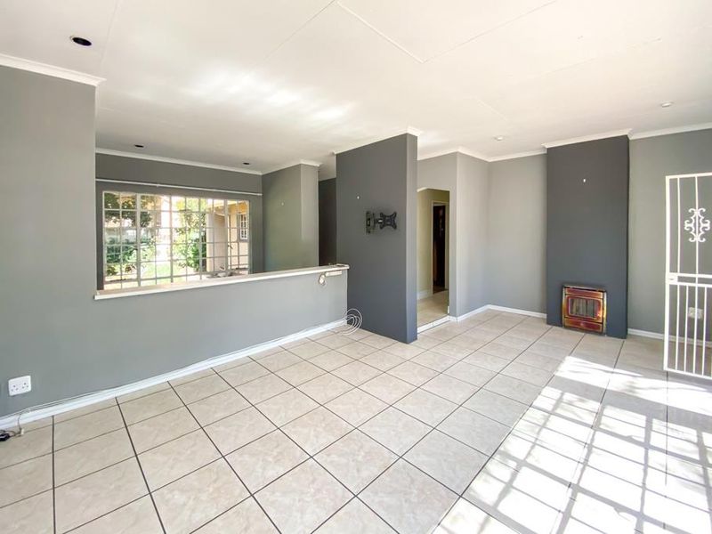 Prime Glen Marais Home with Flatlet!! - Photo 2