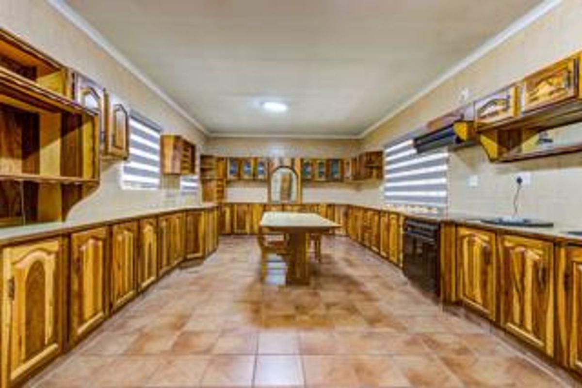 Prime Glen Marais Home with Flatlet!! - Photo 5