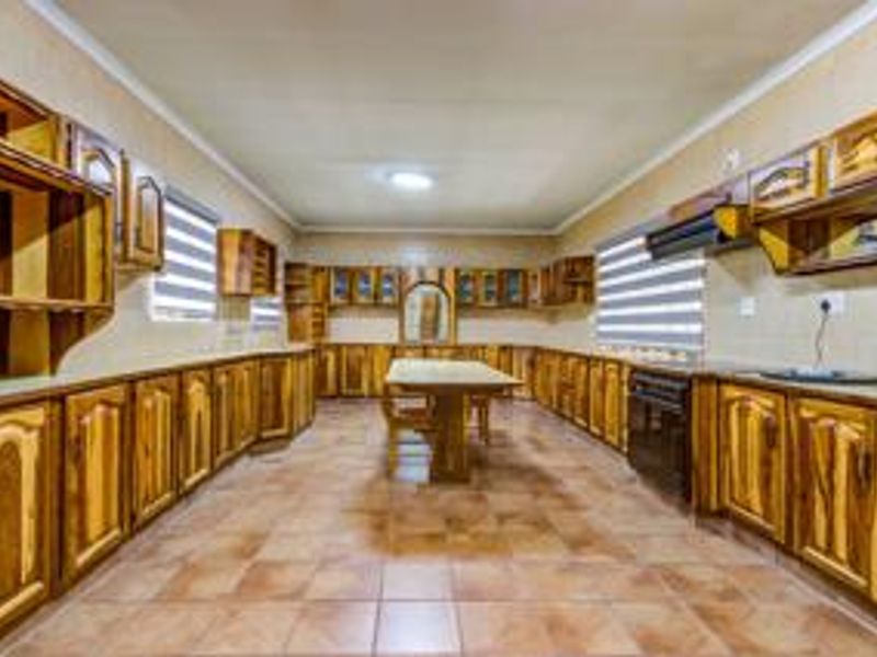 Prime Glen Marais Home with Flatlet!! - Photo 5
