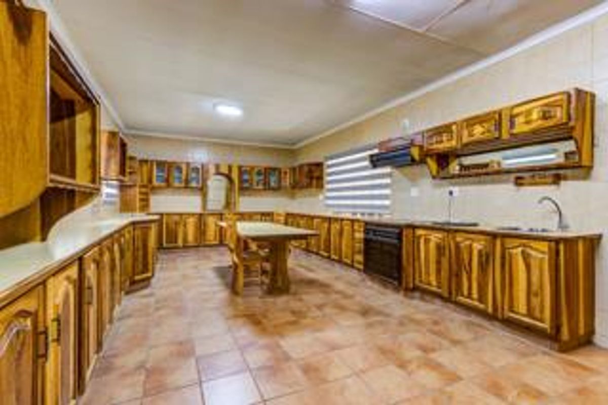 Prime Glen Marais Home with Flatlet!! - Photo 4