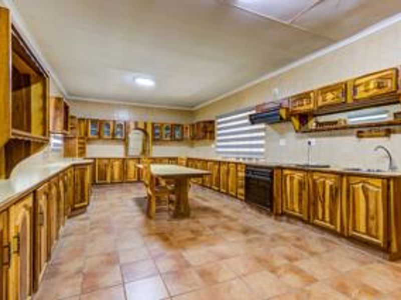 Prime Glen Marais Home with Flatlet!! - Photo 4