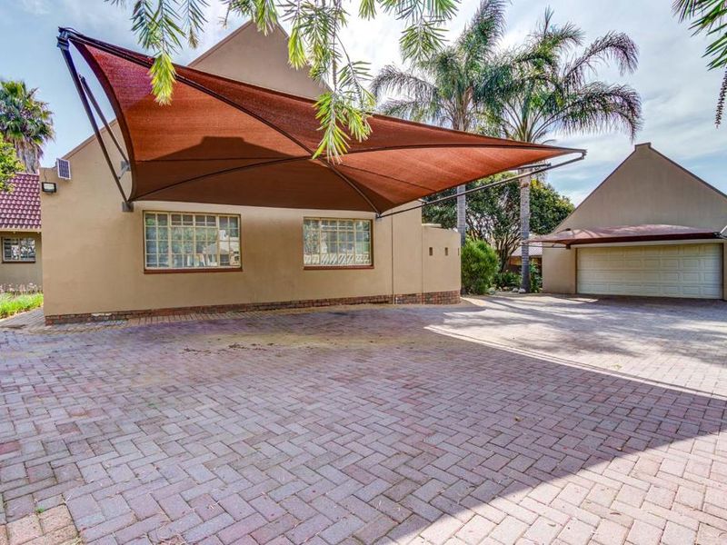 Prime Glen Marais Home with Flatlet!! - Photo 10