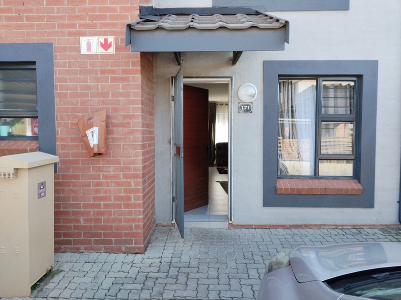 3-Bedroom, 2-Bathroom Double-Storey Cluster To Rent in Terenure - Photo 2