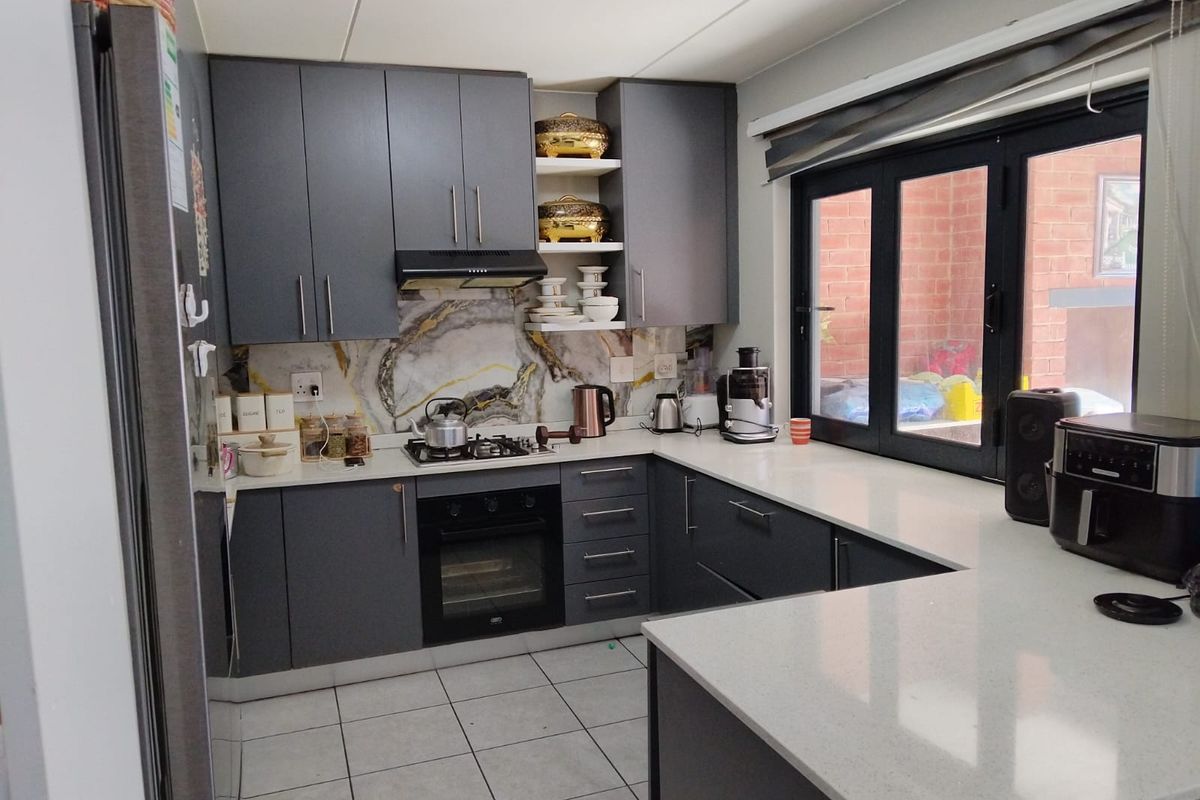 3-Bedroom, 2-Bathroom Double-Storey Cluster To Rent in Terenure - Photo 4