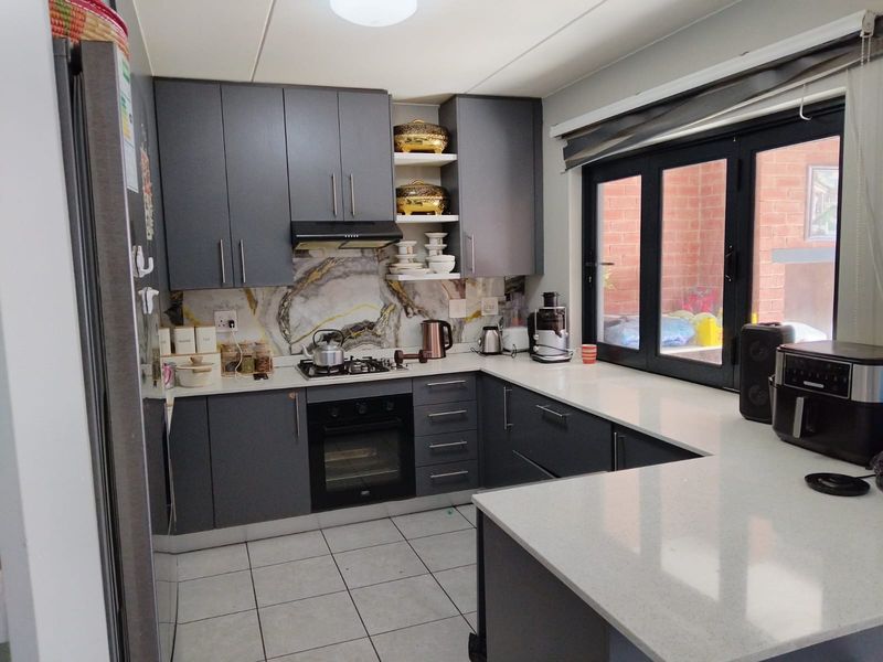 3-Bedroom, 2-Bathroom Double-Storey Cluster To Rent in Terenure - Photo 4