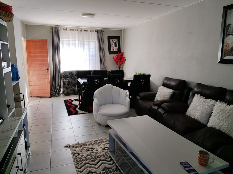 3-Bedroom, 2-Bathroom Double-Storey Cluster To Rent in Terenure - Photo 3