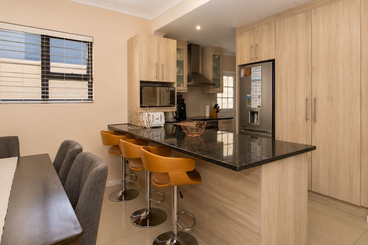 Exquisite 4-bedroom double-storey family home in sought-after Parklands North - Photo 2