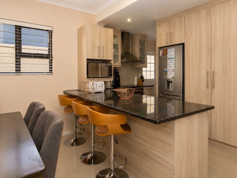 Exquisite 4-bedroom double-storey family home in sought-after Parklands North - Photo 2