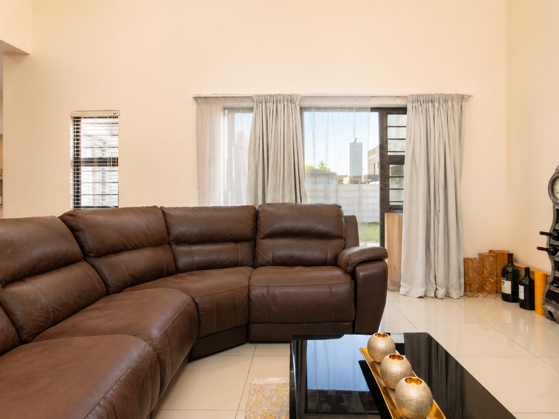 Exquisite 4-bedroom double-storey family home in sought-after Parklands North - Photo 9