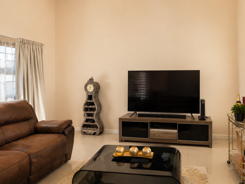 Exquisite 4-bedroom double-storey family home in sought-after Parklands North - Photo 8