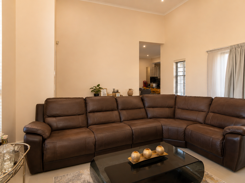 Exquisite 4-bedroom double-storey family home in sought-after Parklands North - Photo 7