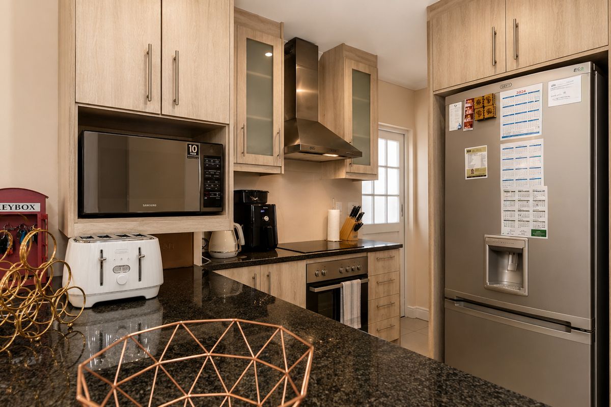 Exquisite 4-bedroom double-storey family home in sought-after Parklands North - Photo 3