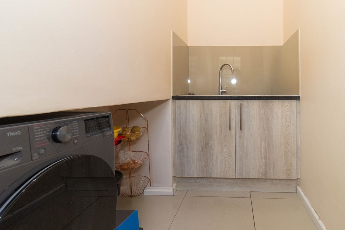 Exquisite 4-bedroom double-storey family home in sought-after Parklands North - Photo 4