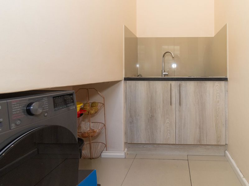 Exquisite 4-bedroom double-storey family home in sought-after Parklands North - Photo 4