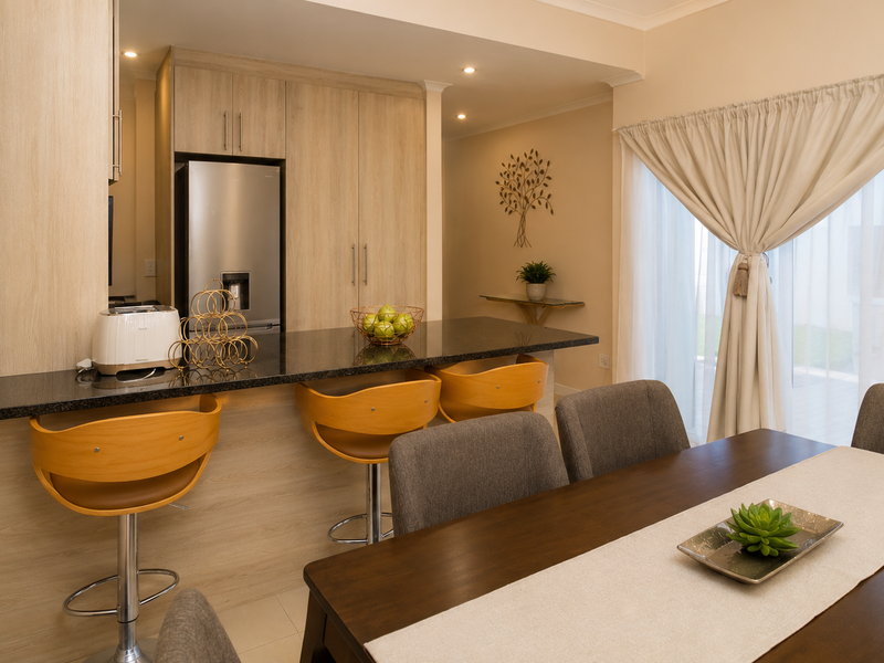 Exquisite 4-bedroom double-storey family home in sought-after Parklands North - Photo 5