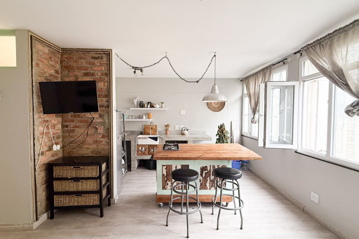 Trendy, furnished apartment available for long term rental. - Photo 4