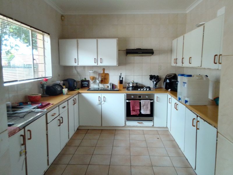 Step into this warm and welcoming family home in the heart of Glen Marais - Photo 8