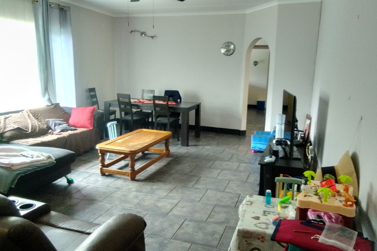Step into this warm and welcoming family home in the heart of Glen Marais - Photo 4
