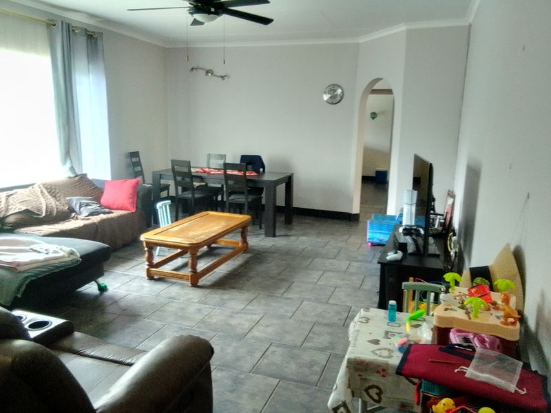 Step into this warm and welcoming family home in the heart of Glen Marais - Photo 4