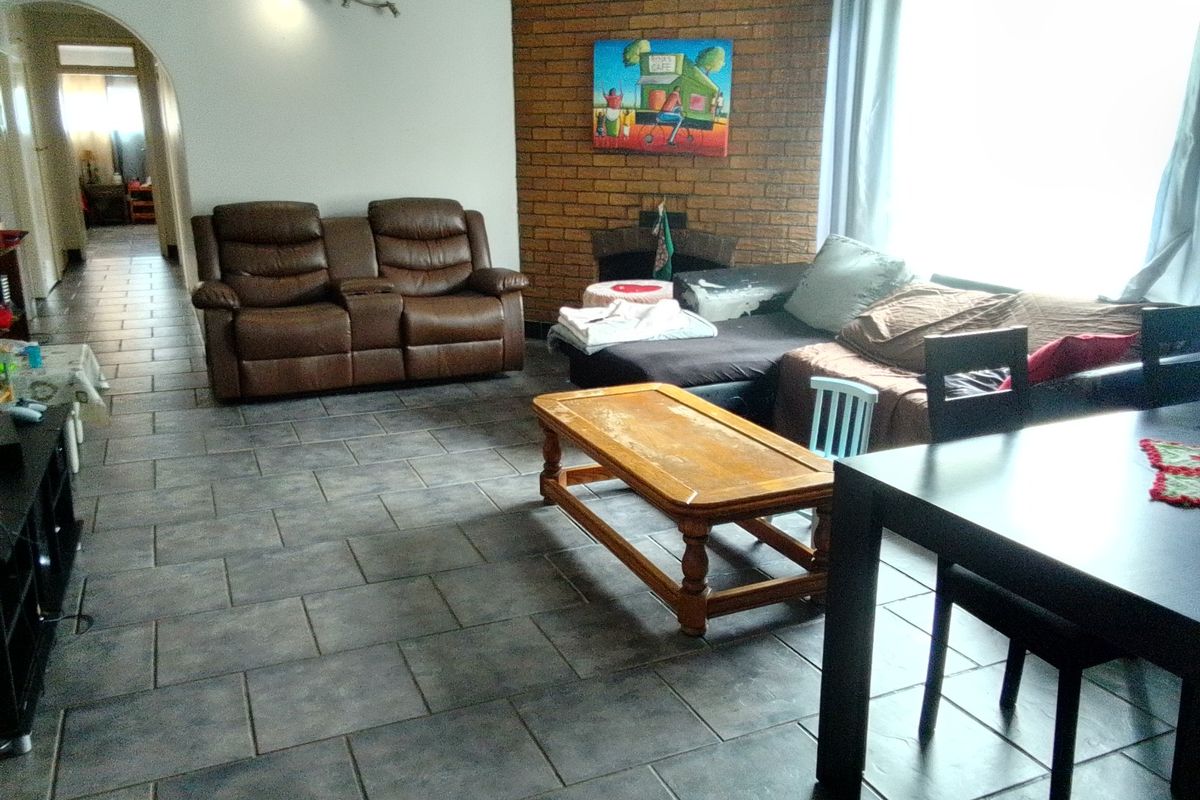 Step into this warm and welcoming family home in the heart of Glen Marais - Photo 5
